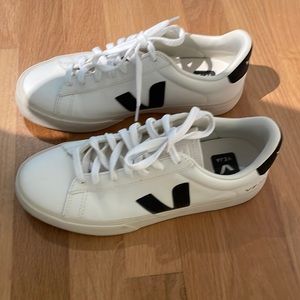 Veja classic white with black. Worn twice!